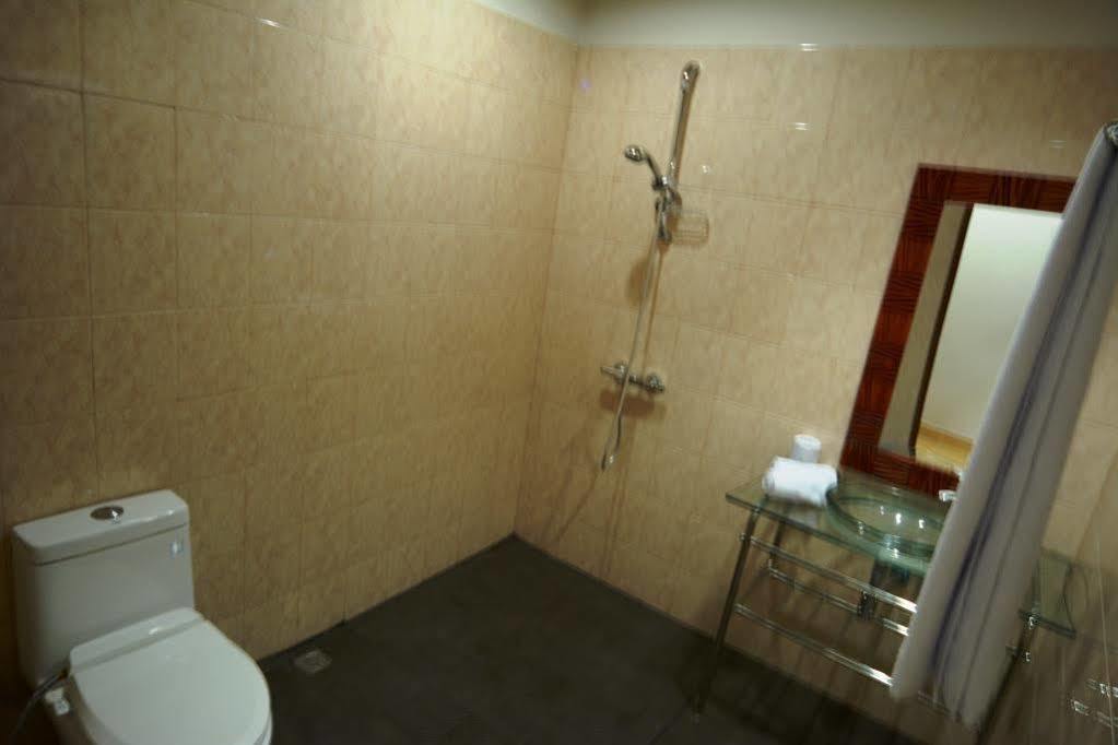 Oyo 3950 The Ratna Hotel Kuta  Ngoại thất bức ảnh